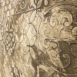 Usare uno stencil di plastica riutilizzabile per decorare intonaco decorativo che imita calcestruzzo