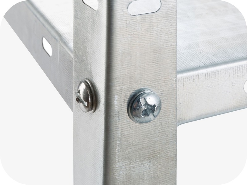 Vista ravvicinata dei ripiani in lamiera da 0,4 mm con carico massimo da 45 kg ciascuno