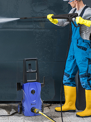 vole pistola asta schiuma acqua pareti auto macchine giardino pavimento sporco fango macchie