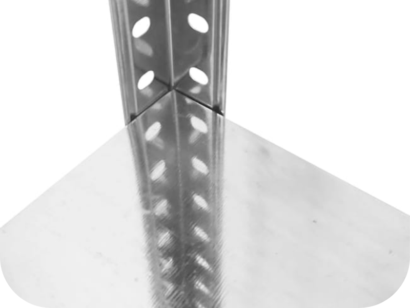 Scaffale utilizzato in un’officina per organizzare utensili e scatole di attrezzi