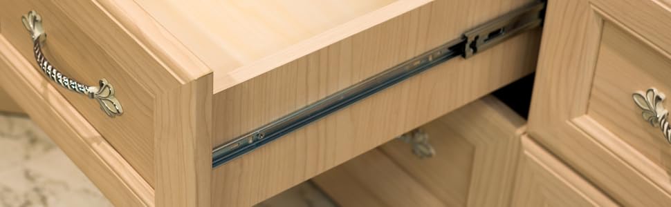 Cassetto cucina aperto con guida