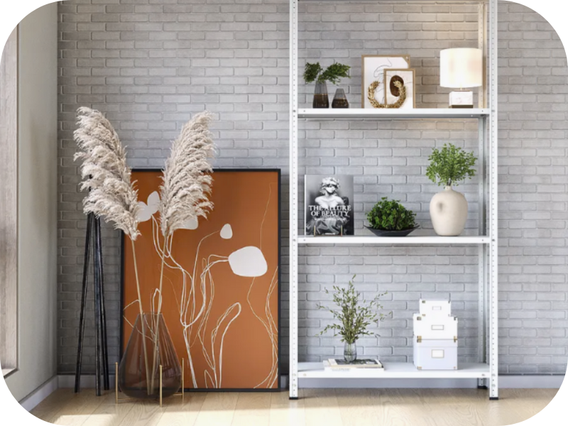 Scaffalatura montata in una dispensa domestica con piedini in plastica