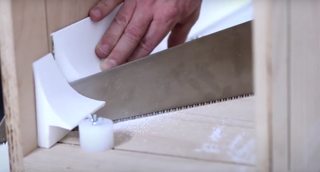 Tagliare il battiscopa su misura