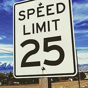 Materiale riflettente per segnaletica stradale