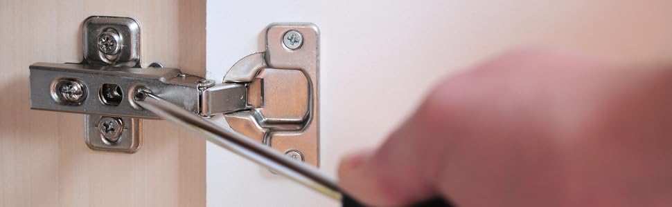 Foto ravvicinata di una cerniera mentre viene montata su un mobile