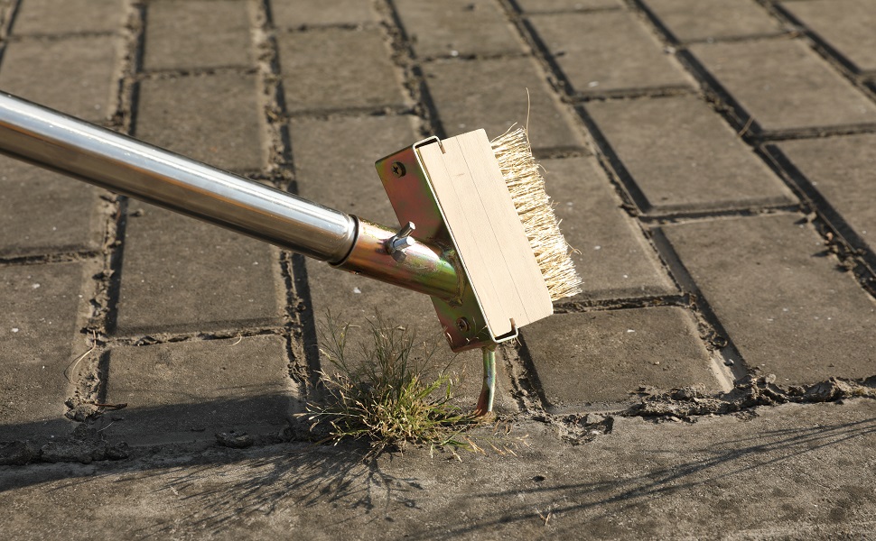 strumenti di diserbo per giardino