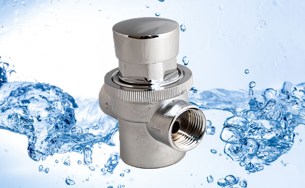 Rubinetto a pulsante con timer davanti a un fondo con acqua