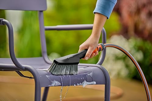 Gardena Spazzola manuale Cleansystem S soft: spazzola con raccordo per tubo, corpo piatto, per punti stretti e superfici delicate, con regolazione flusso idrico (18840-20) - Honorern