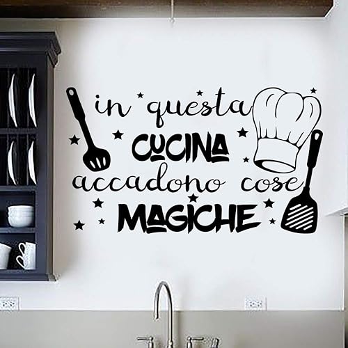 Adesivo da parete in vinile con frase in italiano 'IN QUESTA CUCINA' adesivi murali frasi in italiano citazione, decorazione da parete, Wall Stickers, Art Sticker Decal Mural DC-18031 - Honorern